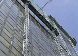 Varias estructuras en la fachada de un edificio acristalado